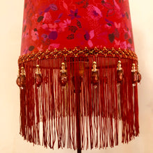 Charger l'image dans la galerie, Abat jour tambour contrecollé sur une soie dans les tons mauves, fuschias. Franges 15 cms.