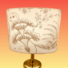 Charger l'image dans la galerie, OVALE30 sur une BATISTE BRODEE ancienne