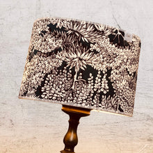Charger l'image dans la galerie, Abatjour ovale contrecollé. Tissu coton à motifs d'arbres stylisés