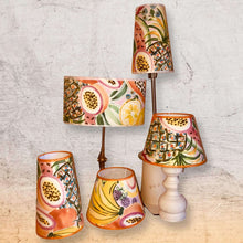 Charger l'image dans la galerie, Abat jours contrecollé sur un coton à motifs de fleurs et fruits tropicaux