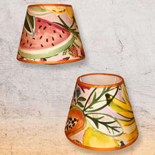 Charger l'image dans la galerie, Abat jours contrecollé sur un coton à motifs de fleurs et fruits tropicaux
