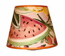 Charger l'image dans la galerie, Abat jours contrecollé sur un coton à motifs de fleurs et fruits tropicaux