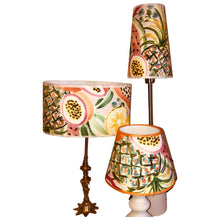 Charger l'image dans la galerie, Abat jours contrecollé sur un coton à motifs de fleurs et fruits tropicaux