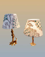 Charger l'image dans la galerie, Abat-jour conique de petite taille. Diamètre 20. Contrecollé sur un lin brodé.