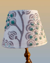 Charger l'image dans la galerie, Abat-jour conique de petite taille. Diamètre 20. Contrecollé sur un lin brodé.