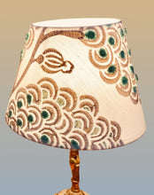 Charger l'image dans la galerie, Abat-jour conique de petite taille. Diamètre 20. Contrecollé sur un lin brodé.