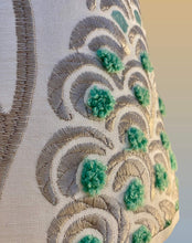 Charger l'image dans la galerie, Abat-jour conique de petite taille. Diamètre 20. Contrecollé sur un lin brodé.