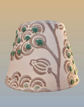 Charger l'image dans la galerie, Abat-jour conique de petite taille. Diamètre 20. Contrecollé sur un lin brodé.