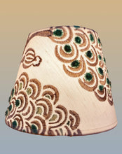 Charger l'image dans la galerie, Abat-jour conique de petite taille. Diamètre 20. Contrecollé sur un lin brodé.