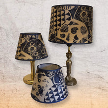 Charger l'image dans la galerie, Abat-jour conique de petite taille. Diamètre 20. Contrecollé sur un tissu Designer Guild