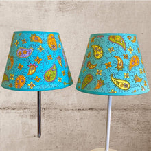 Charger l'image dans la galerie, Abat-jour conique de petite taille. Diamètre 20. Contrecollé sur un tissu Designer Guild