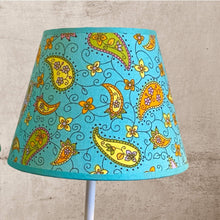 Charger l'image dans la galerie, Abat-jour conique de petite taille. Diamètre 20. Contrecollé sur un tissu Designer Guild