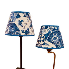 Charger l'image dans la galerie, Abat-jour conique de petite taille. Diamètre 20. Contrecollé sur un tissu Designer Guild