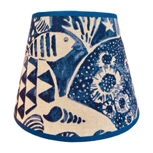 Charger l'image dans la galerie, Abat-jour conique de petite taille. Diamètre 20. Contrecollé sur un tissu Designer Guild