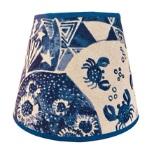 Charger l'image dans la galerie, Abat-jour conique de petite taille. Diamètre 20. Contrecollé sur un tissu Designer Guild