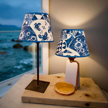 Charger l'image dans la galerie, Abat-jour conique de petite taille. Diamètre 20. Contrecollé sur un tissu Designer Guild