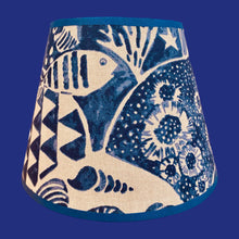 Charger l'image dans la galerie, Abat-jour conique de petite taille. Diamètre 20. Contrecollé sur un tissu Designer Guild