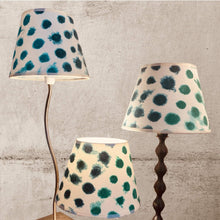 Charger l'image dans la galerie, Abat-jour conique de petite taille. Diamètre 20. Contrecollé sur un tissu Designer Guild