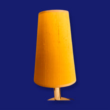 Charger l'image dans la galerie, Abat jours coniques élancés, contrecollés sur soie sauvage jaune. Une paire.