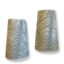 Charger l'image dans la galerie, Abat-jours. Des cônes élancés contrecollés.