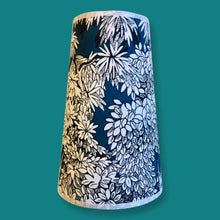 Charger l'image dans la galerie, Abat jours contrecollés sur des tissus dans les tons bleus, lins brodés, coton fleuri