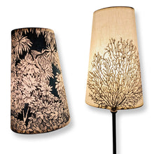 Charger l'image dans la galerie, Abat jours contrecollés sur des tissus dans les tons bleus, lins brodés, coton fleuri