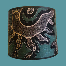 Charger l'image dans la galerie, Abat-jours tambour contrecollés. Batik indonésien. Voile de coton à motifs baroques.