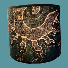 Charger l'image dans la galerie, Abat-jours tambour contrecollés. Batik indonésien. Voile de coton à motifs baroques.