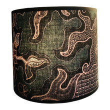 Charger l'image dans la galerie, Abat-jours tambour contrecollés. Batik indonésien. Voile de coton à motifs baroques.