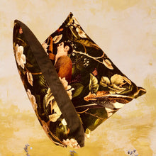 Charger l'image dans la galerie, Coussins tapissiers à motif animalier et jungle (lémurs, singes, perroquets). Coton. Garnissage plumes de canard et mousse.