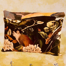 Charger l'image dans la galerie, Coussins tapissiers à motif animalier et jungle (lémurs, singes, perroquets). Coton. Garnissage plumes de canard et mousse.
