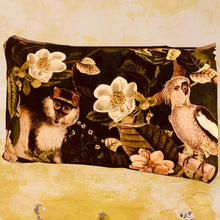 Charger l'image dans la galerie, Coussins tapissiers à motif animalier et jungle (lémurs, singes, perroquets). Coton. Garnissage plumes de canard et mousse.