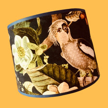 Charger l'image dans la galerie, Abat jour de forme tambour, contrecollé. Coton à motifs animalier (lémurs, singes, perroquets).