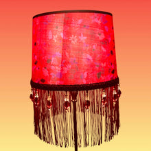 Charger l'image dans la galerie, Abat jour tambour contrecollé sur une soie dans les tons mauves, fuschias. Franges 15 cms.