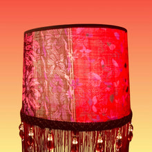 Charger l'image dans la galerie, Abat jour tambour contrecollé sur une soie dans les tons mauves, fuschias. Franges 15 cms.