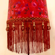 Charger l'image dans la galerie, Abat jour tambour contrecollé sur une soie dans les tons mauves, fuschias. Franges 15 cms.