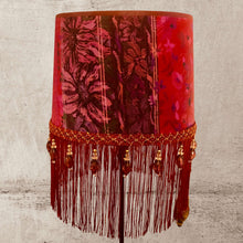 Charger l'image dans la galerie, Abat jour tambour contrecollé sur une soie dans les tons mauves, fuschias. Franges 15 cms.