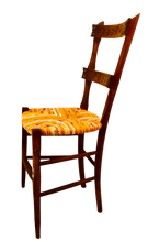Charger l'image dans la galerie, Chaise originale ancienne paillée. Tons jaunes, curry. Bois naturel