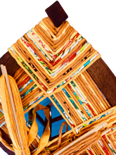 Charger l'image dans la galerie, Chaise originale ancienne paillée. Tons jaunes, curry. Bois naturel. Work in progress