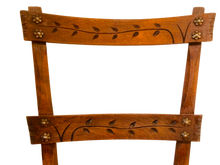 Charger l'image dans la galerie, Chaise originale ancienne paillée. Tons jaunes, curry. Bois naturel. Dossier