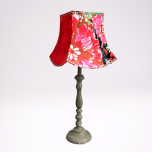 Charger l'image dans la galerie, Un abat jour pagode de forme carrée à festons bas, recouvert d'un tissu "Bouquet" 100 % coton de l'éditrice Lalie Design assorti à un autre tissu de la collection.