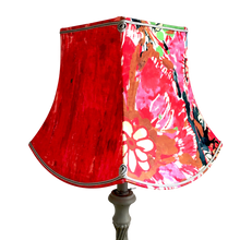 Charger l'image dans la galerie, Un abat jour pagode carré à godrons d'une hauteur de 25 cms sur 25 cms avec deux tissus Lalie Design en coton. Soutaches argentées.