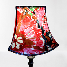 Charger l'image dans la galerie, Un abat jour pagode de forme carrée à festons bas, recouvert d'un tissu "Bouquet" 100 % coton de l'éditrice Lalie Design assorti à un autre tissu de la collection.