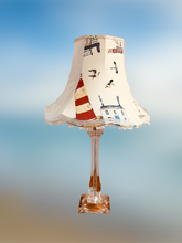 Charger l'image dans la galerie, Abat-jour tulipe à festons bas recouvert d'un tissu anglais sur 2 côtés et de voile de coton sur les autres faces. Cousu à la main, finition par galons et petites franges en lin.