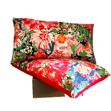 Charger l'image dans la galerie, Coussins tapissier . Tissu Bouquet de Lalie Design. Garnissage plumes de canard et mousse.