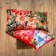 Charger l'image dans la galerie, Coussins tapissier . Tissu Bouquet de Lalie Design. Garnissage plumes de canard et mousse.