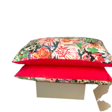 Charger l'image dans la galerie, Coussins tapissier . Tissu Bouquet de Lalie Design. Garnissage plumes de canard et mousse.