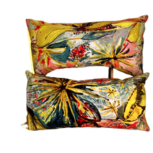 Charger l'image dans la galerie, Coussins tapissiers recouverts d'un tissu Lalie Design, Panama anis et d'un lin ancien teint en jaune. Garnissage plumes de canard/mousse.