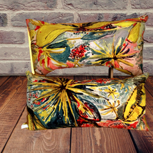 Charger l'image dans la galerie, Coussins tapissiers recouverts d'un tissu Lalie Design, Panama anis et d'un lin ancien teint en jaune. Garnissage plumes de canard/mousse.