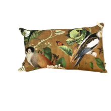 Charger l'image dans la galerie, Coussins tapissiers à motif animalier et jungle (lémurs, singes, perroquets). Coton. Garnissage plumes de canard et mousse.
